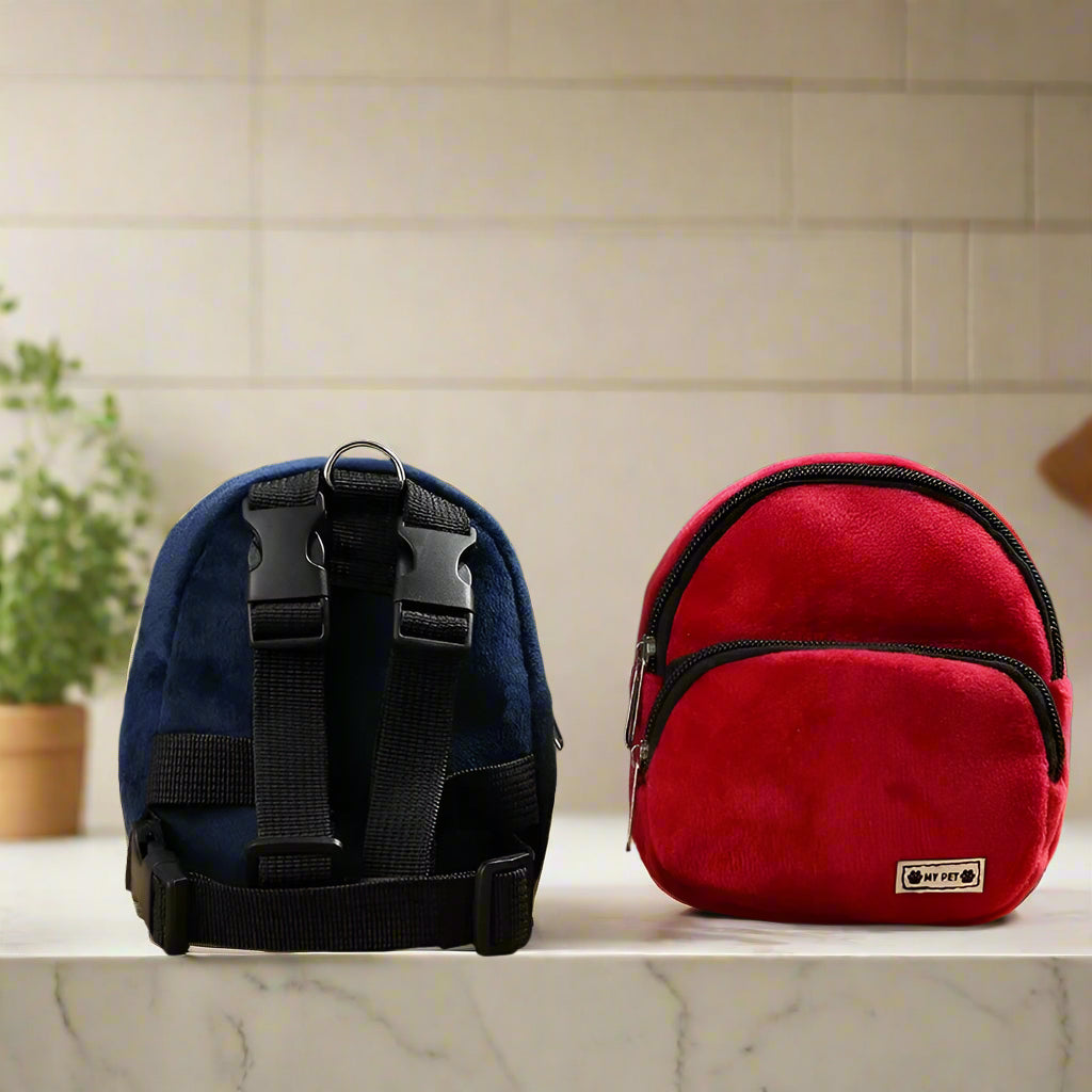 Sac à dos pour chien WoufWay™ sur une table couleurs bleu et rouge