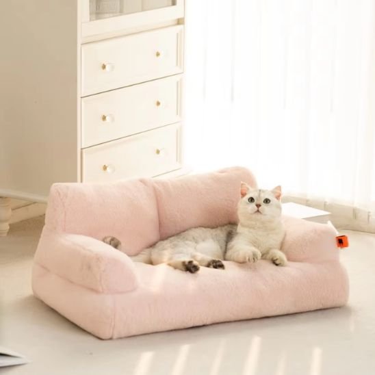 Canapé chat Sofa Relax™ beige — chat blanc au repos, matière peluche douce