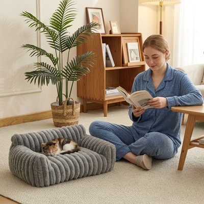 Chat installé dans le FéliSofa™ gris anthracite — canapé pour chat moelleux et élégant