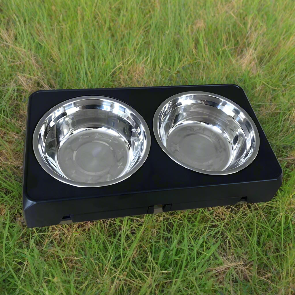 support gamelle chien pliable sur pelouse
