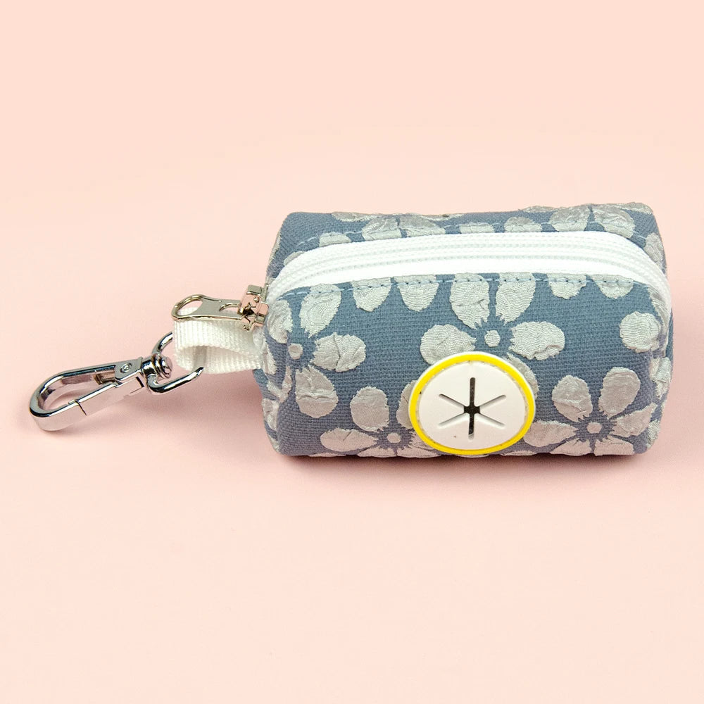 Distributeur de sac à crotte bleu tendre fleuri, léger et résistant aux intempéries