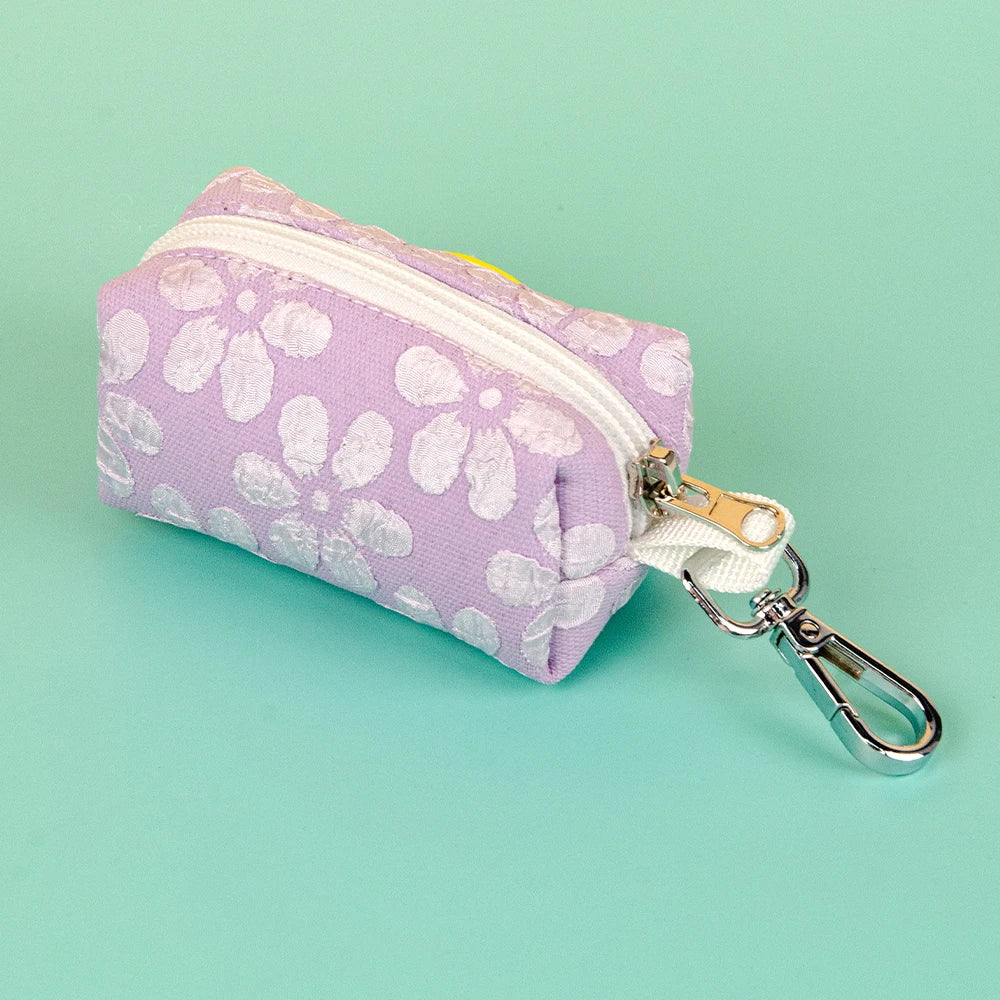 Distributeur de sac à crotte rose poudré avec motif floral, vue de face