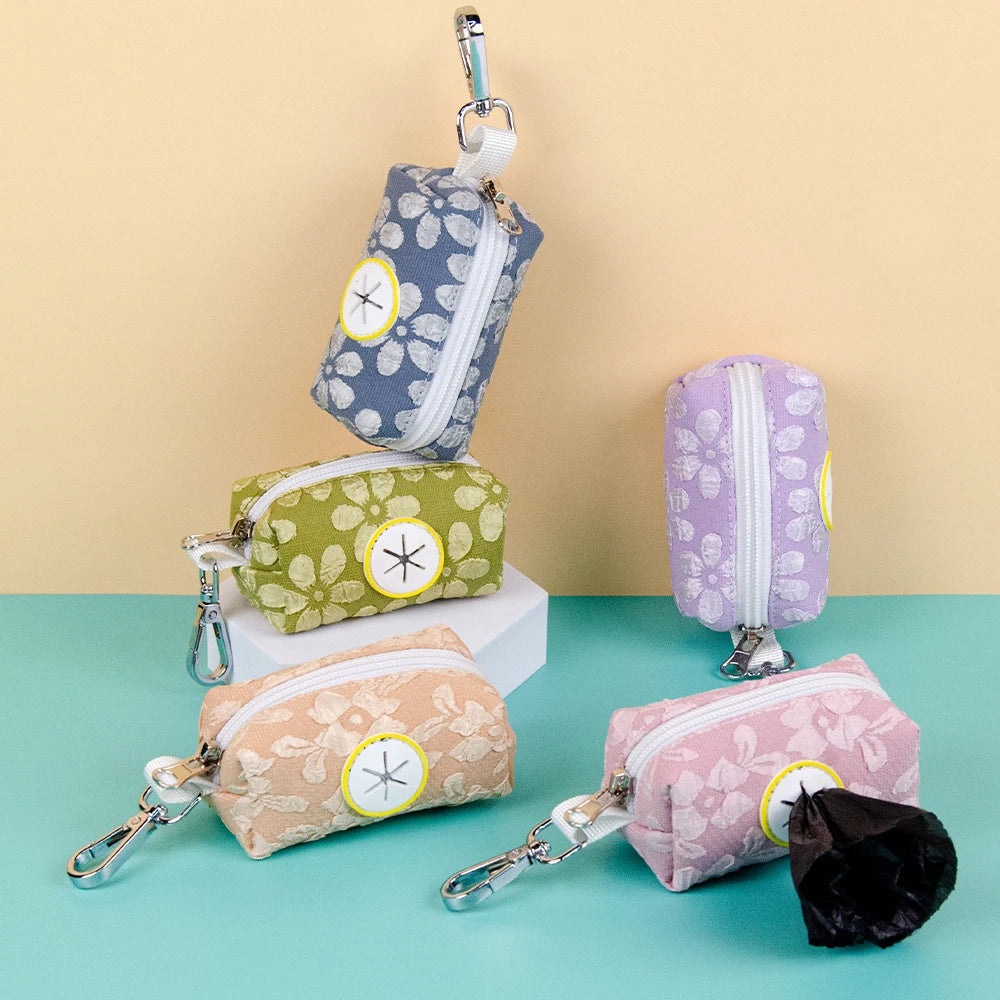 Distributeur de sac à crotte avec sac hygiénique inséré et clip de fixation