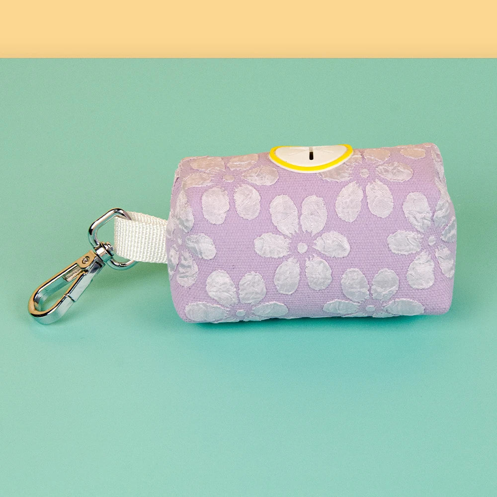 Distributeur de sac à crotte fleuri coloris rose, compact et léger