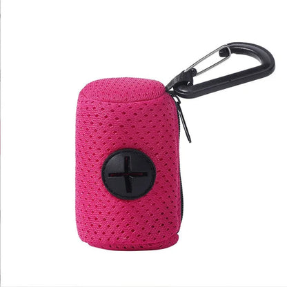 Distributeur sac à crotte – coloris rose foncé avec carabiner noir sur fond blanc