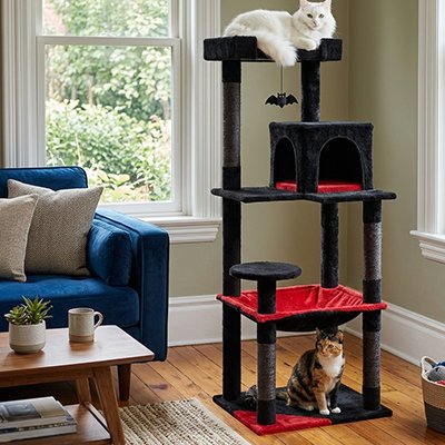 Arbre chat gothique noir et rouge avec deux chats – chat blanc sur la plateforme haute et chat tigré au sol