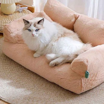 Chat blanc allongé sur canapé chat Sofa Relax™ beige — confort et élégance