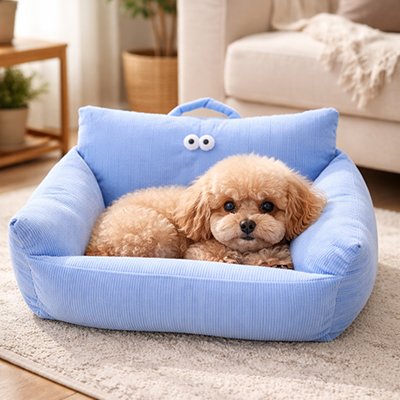 Chien allongé sur canapé pour chien SnugSeat™ bleu, vue latérale