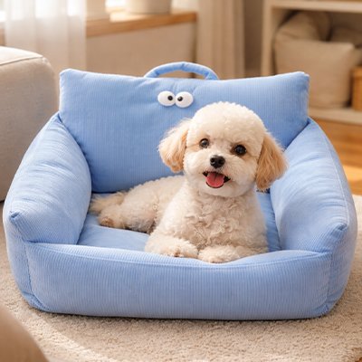 Petit chien couché sur canapé pour chien SnugSeat™ bleu, vue de face