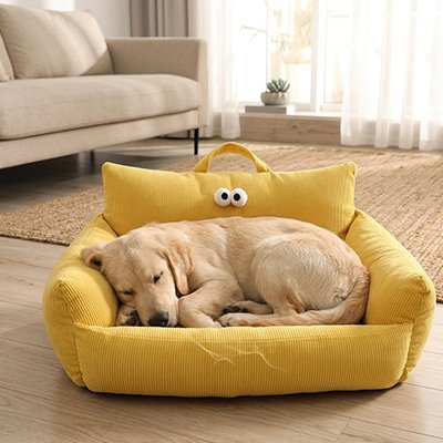 Chien au repos sur canapé pour chien SnugSeat™ jaune, vue de côté