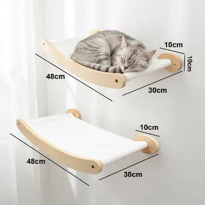 Chat qui dort dans son arbre à chat mural