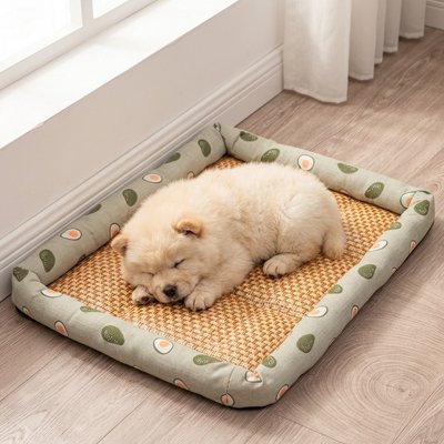 Labrador blanc au repos sur tapis rafraîchissant pour chien anti-chaleur