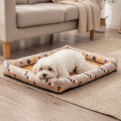 Chien couché sur tapis rafraîchissant - texture ventilée fibres naturelles
