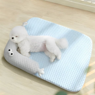 petit chien blanc dort sur son Coussin chien