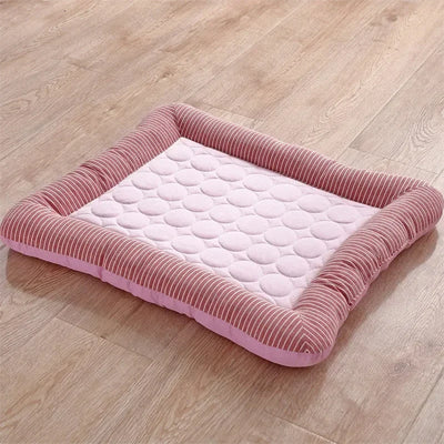 coussin rafraichissant chien rose par terre