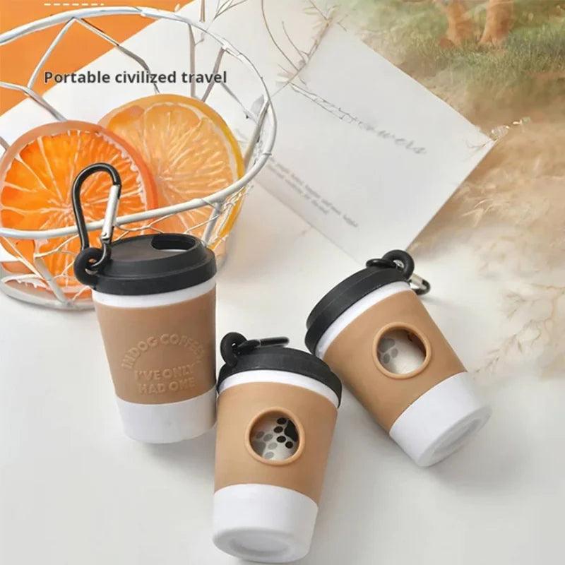 Distributeur sac à crotte sur une table