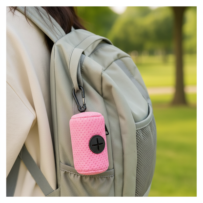 Distributeur sac à crotte – clipé sur sac à dos gris en extérieur