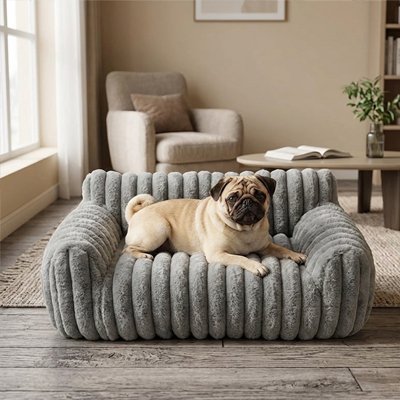 Fauteuil pour chien gris côtelé avec golden retriever dans intérieur lumineux