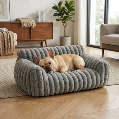 Fauteuil pour chien vue d'ensemble dans salon avec parquet clair