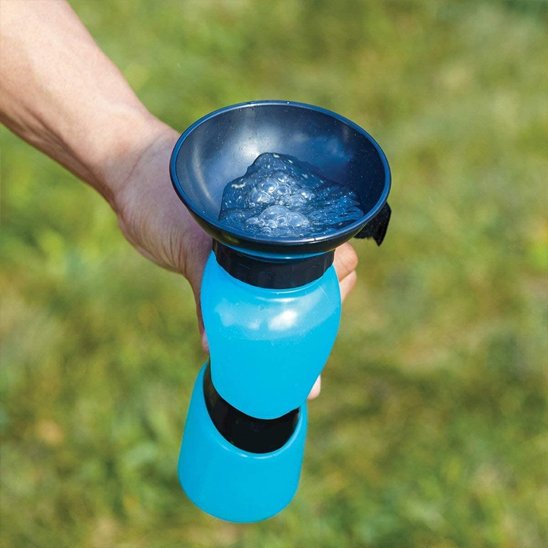 Gourde portable pour chien 500 ml coloris bleu tenue à la main, bol déplié