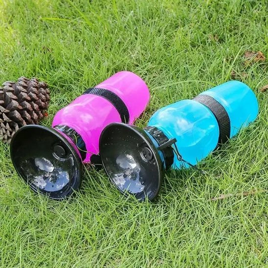 Gourde portable pour chien 500 ml – modèles rose et bleu posés sur l'herbe, bol intégré visible