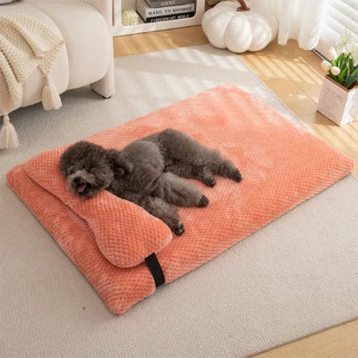 Caniche gris couché dans son grand lit pour chien rose