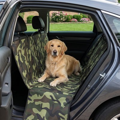 Hamac voiture pour chien motif camouflage vert avec golden labrador allongé sur la banquette arrière