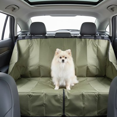 Housse protection voiture pour chien verte en forme de hamac avec un petit chien blanc assis.