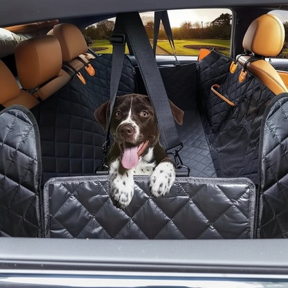 Housse protection chien pour voiture – épagneul assis sur housse matelassée noire avec accents orange installée sur siège arrière de SUV