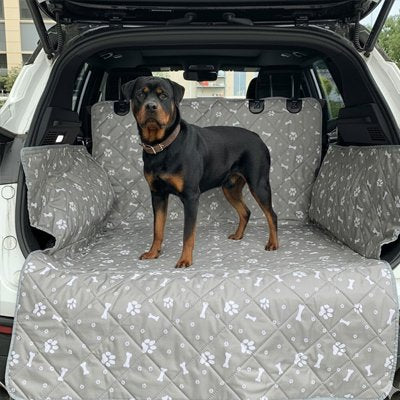 Housse voiture pour chien imperméable – chien noir dans coffre de voiture protégé
