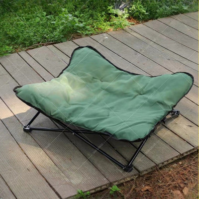 Lit de camp pour chien sur trottoir de bois