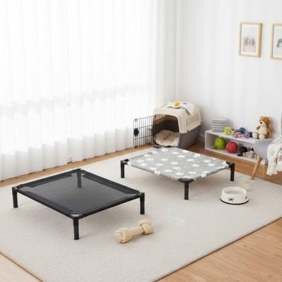 Lit pour Chien surélevé sur tapis du salon