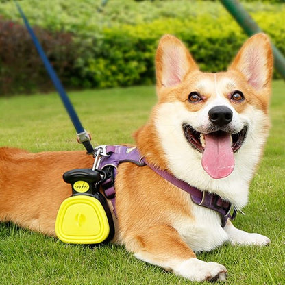 Distributeur de sacs ramasse-crotte chien attaché à la laisse d'un corgi