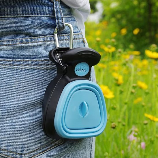 Ramasse-crotte pour chien distributeur de sacs accroché à un sac à dos – vue lifestyle