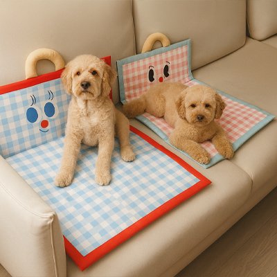 Deux chiens sur Tapis pour chien rafraîchissant sur le sofa