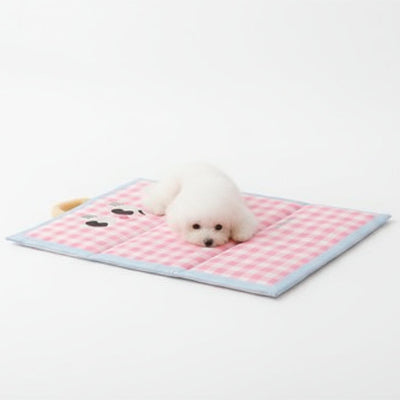 petit chien blanc endormi sur Tapis pour chien rafraîchissant par terre salon